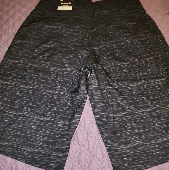 Hurley Hybrid Walkshorts with 20” inseam sits at the knee - 28 waist - Picture 2 of 7